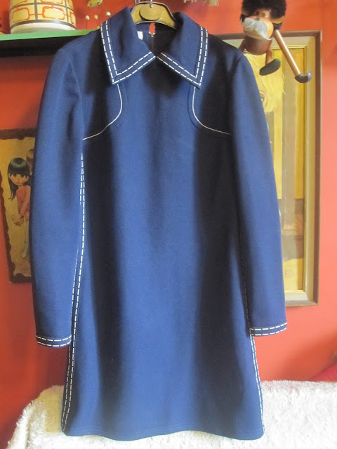 One month ago , I found two vintage classic spring coats in a yard sales  ( here ).  I 've already tranformed  the black one ( here )  shorter , with a white contrast stitch to accentuate the a-line shape.  Now , it's the turn to the navy one : shorter , with white and red topstitches .I love contrast stitches ! part 2 topstitch topstitching stitch stitching topstitches stitches vintage 60 1960 1960s 60s 60's 1960's 70s 1970s 70's 1970's red white blue black navy yellow dress jacket crop cropped coat bag handbag mod fashion retro mode yard sales garage sale 