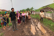 Kondisi Jalan Becek dan Licin,Pengendara sulit untuk melintas