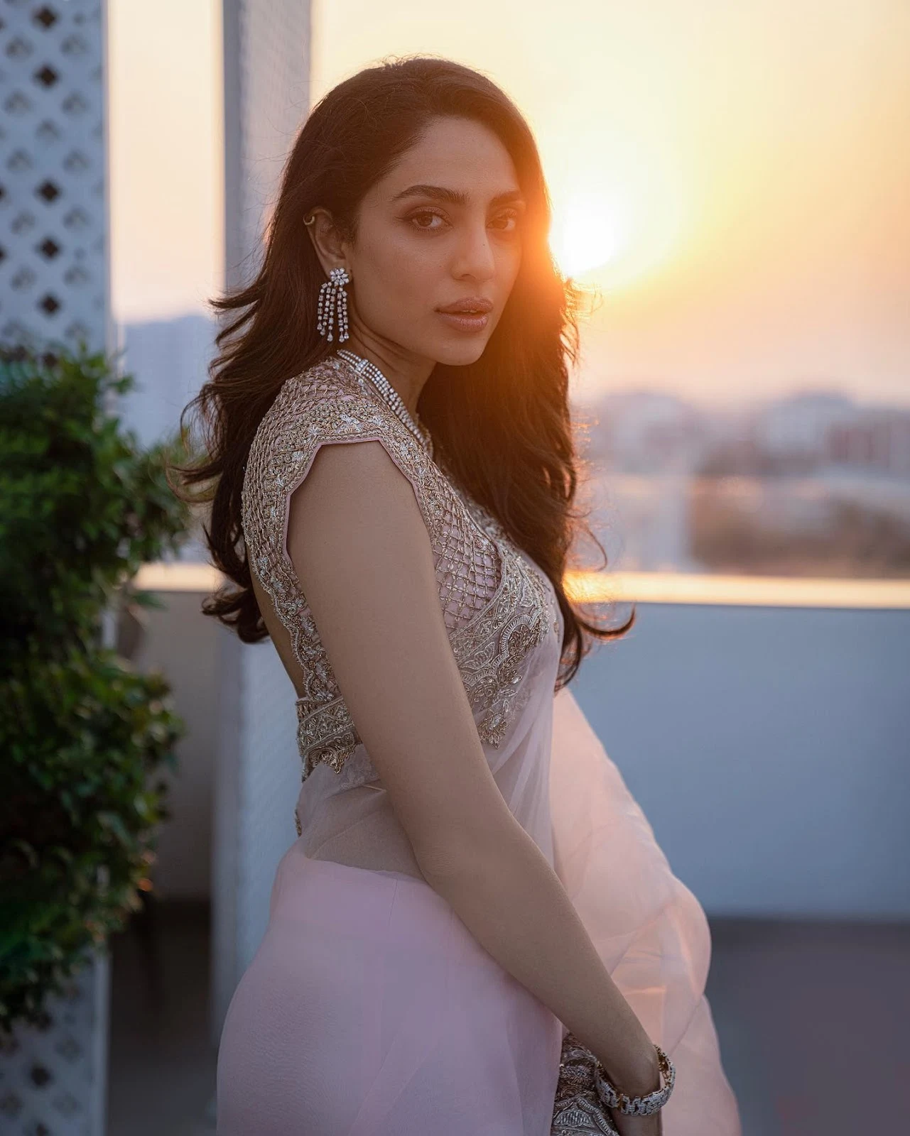 Sobhita Dhulipala sheer saree hot actress the night manager