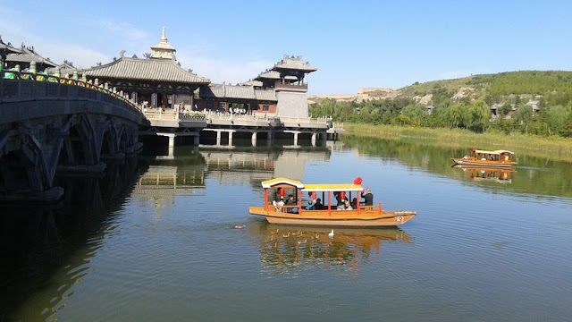 Lago alrededor del templo