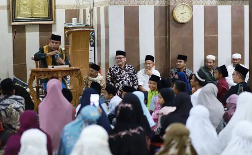 Wakil Walikota Solok Dr. H. Ramadhani Kirana menghadiri peringatan Isra Mi'raj Nabi Muhammad SAW bertempat  di Surau Sumagek