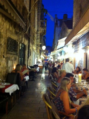 Callejuelas de Dubrovnik plagadas de restaurantes por la noche