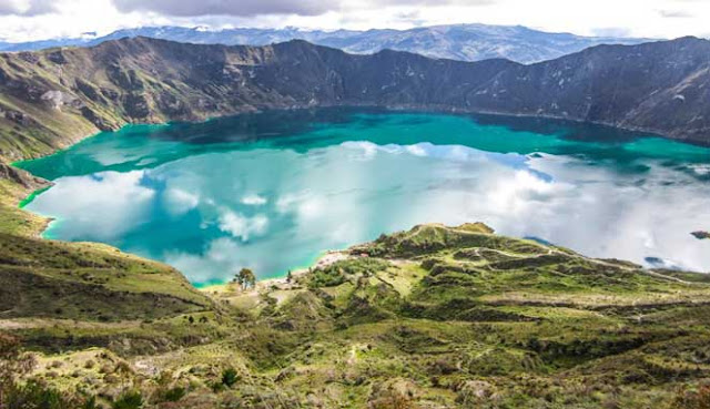 Danau kawah yaitu danau yang terbentuk di kawah atau kaldera vulkanik 10 DANAU KAWAH TERINDAH DI DUNIA