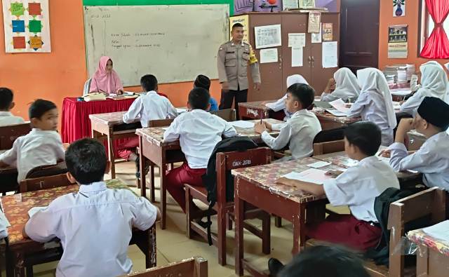 Dekatkan Polisi Dan Anak Sejak Dini, Ini Yang Dilakukan Bhabinkamtibmas Polsek Idi Rayeuk Polres Aceh Timur