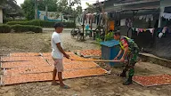 Dekat dengan Rakyat, Babinsa Koramil 0109-03/Gunung Meriah Komsos dengan Pedagang Kerupuk di Desa Sidorejo