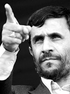 Ahmadineyad, con gesto serio