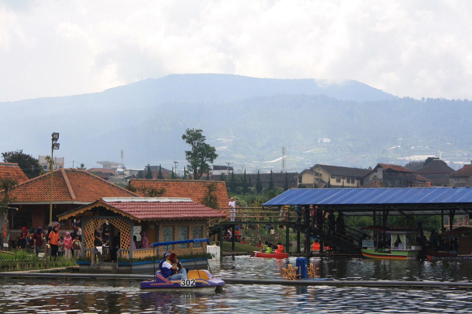 Cerita Mama: Liburan di Lembang (Floating Market)