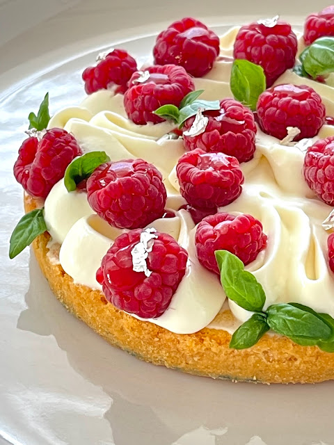 Tarte fragole, lamponi e basilico