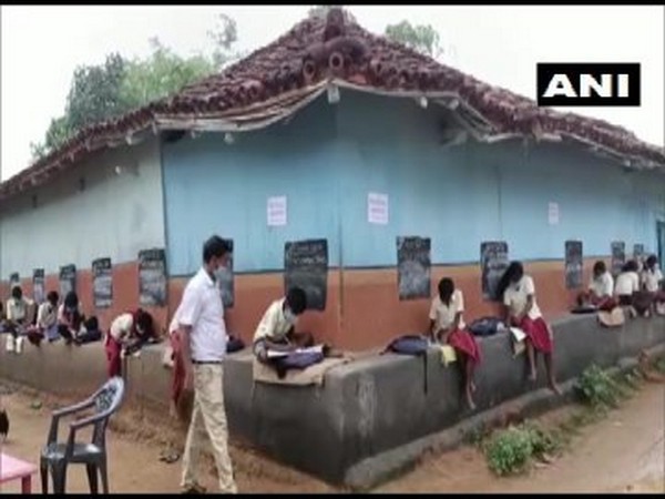 করোনা আবহে অভিনব পন্থায় পড়াশুনা চালু করলেন শিক্ষকরা