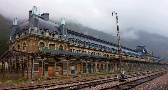 Canfranc: Stasiun kereta api yang ditinggalkan