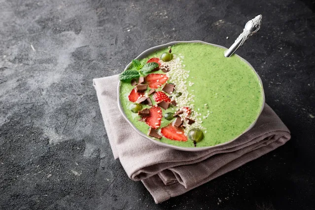 Vegan protein shakes for weight loss in a smoothie bowl with spinach, berries, and seeds.