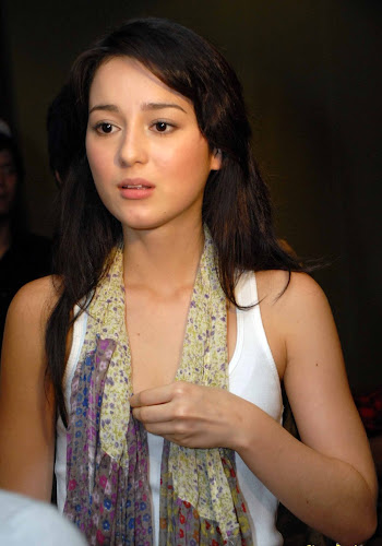 Foto Julie Estelle With Tank Top Celebrity Fashion style