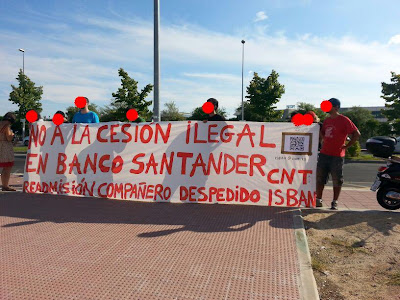 Días de acción confederal e internacional contra el Banco Santander Isban, SOLIDARIDAD CONTRA EL GRUPO SANTANDER ISBAN READMISIÓN COMPAÑERO DESPEDIDO,   Días de acción confederal e internacional contra el Banco Santander - Isban Los sindicatos de la federación regional del centro de la CNT-AIT  han organizado diversos actos de protesta en solidaridad con el conflicto sindical que comenzó hace unas semanas en Madrid contra la empresa Isban (Grupo Santander). En la sede principal de Isban, en Boadilla del Monte, los anarcosindicalistas de Madrid han exigido la readmisión del compañero despedido de Isban por constituir una sección sindical y denunciar pública y judicialmente los atropellos de la dirección.El puesto de trabajo actual del represaliado de Isban en la empresa cesora también ha sido decorado para la ocasión provocando el enfado de la dirección. Tras ordenar la retirada de la pancarta y obtener una negativa, la dirección se ha encargado personalmente de requisarla. El conflicto continúa en aumento sin que la empresa dé muestras de voluntad de diálogo. Tras el despido del delegado sindical de la sección de CNT-AIT en Isban, sindicatos revolucionarios de todo el mundo federados en la AIT están comenzando a difundir el mensaje de los trabajadores en lucha y preparan acciones coordinadas. El próximo 1 de octubre la Internacional ha convocado un día de acción contra el Banco Santander en todo el mundo. Isban, empresa perteneciente al todopoderoso Grupo Santander dirigido por Emilio Botín, mantiene un entramado de empresas "cárnicas" que actúan como Empresas de Trabajo Temporal y la proveen de mano de obra barata y precaria. Más de 10.000 trabajadores en todo el mundo son ilegalmente cedidos a Isban, de forma que para despedir a alguien basta con comunicarlo a la "ETT" de turno. Sin coste alguno para el banco, por supuesto, ya que según ellos no se trata de un despido sino de un "cambio de proyecto" en la empresa "cárnica", que normalmente opta por despedir al trabajador o cederlo a otra empresa "cliente". Mediante esta práctica consiguen beneficios millonarios ahorrando en contratos y despidos, además de mantener decenas de empresas sometidas a su voluntad. Todas obedecen sus directrices ya que ninguna quiere perder un "cliente" tan rentable. Algunas incluso ceden al 100% de sus trabajadores al banco, tejiendo toda una red mafiosa de subcontratación ilegal. El clima de miedo e indefensión que viven los trabajadores de Isban es absoluto, pues temen quedarse en la calle a la mínima protesta. Esto facilita la aceptación de jornadas de trabajo surrealistas, horas extra y desplazamientos obligatorios, horarios y calendario laboral a medida, categorías y sueldos por debajo de las funciones desempeñadas e infinidad de tropelías más. Recientemente se han producido cientos de despidos irregulares en todo el grupo Santander, enmarcados en lo que los trabajadores han denunciado como ERE encubierto. Los servicios informáticos de las oficinas de CSA Isban y Santander Backoffices (SBGM) han visto su personal reducido en porcentajes de hasta el 50% en pocos meses. Además, los elegidos para abandonar el banco han sido los trabajadores menos rentanbles y más desprotegidos. El personal externo (trabajadores ilegalmente cedidos), las madres con jornada reducida y los trabajadores desplazados en el extranjero han sido los objetivos preferidos para el recorte. Con la connivencia de gobierno y sindicatos amarillos, la destrucción masiva de empleo le sale prácticamente gratis al Santander. Y todo ello pese a que el grupo Santander no sólo no tiene pérdidas, sino que ha obtenido unos beneficios de 2.255 millones de euros en los seis primeros meses de 2013, casi un 30% más que en el mismo período de 2012. Una actitud tremendamente hipócrita que choca con la imagen publicitaria del grupo donde se precian de levantar el país gracias a la confianza en las personas y el futuro. Se referirán al futuro de las personas millonarias que nos dirigen al paro y la miseria. No es la primera vez que los métodos tiránicos del multimillonario Emilio Botín son denunciados, pero hasta ahora no se ha hecho justicia. En 2008 el Tribunal Supremo archivó por defectos en el proceso la causa contra Botín y otros directivos del banco por la compra irregular de Banesto. En 2012 la Audencia Nacional archivó el famoso caso de las cuentas suizas después de que la familia Botín desembolsara 200 millones de euros para "regularizar la situación". Recientemente se han destapado nuevas barbaridades cometidas por este gigante multinacional, como el fomento de las hipotecas basura que provocaron la crisis económica actual. La entidad de crédito UCI, perteneciente al Grupo Santander, concedió durante años préstamos imposibles de pagar. No estábamos viviendo por encima de nuestras posibilidades, el banco estaba hipotecándonos por encima de nuestras posibilidades: para después aprovecharse de los impagos embargando y desahuciando a los más desprotegidos. Es curioso que a principios de 2008, cuando la palabra crisis aún no estaba en boca de todos, el Santander vendiera prácticamente todas sus propiedades inmobiliarias. Incluso la lujosa ciudad financiera de Boadilla del Monte, sede del banco con más de 160 hectáreas de oficinas, hoteles y hasta un campo de golf, fue vendida y se mantiene alquilada desde entonces. Los directivos de Botín sabían lo que habían provocado y protegían sus intereses vendiendo a buen precio antes del estallido de la burbuja. Otros embargos han contribuido al crecimiento del patrimonio del grupo empresarial. Mientras duraba el auge del ladrillo, el banco concedía préstamos millonarios a las empresas constructoras, algunas de ellas implicadas en el caso Malaya de corrupción urbanística. Tras la caída de las constructoras, el banco embargó sus propiedades, que son hoy colocadas a la nueva generación de "primos" que contratan sus hipotecas. Otros caso sonado es el cobro de intereses abusivos a estudiantes universitarios a través de las cuentas del Banco Santander, que son contratadas automáticamente al matricularse en las universidades con convenios con el grupo. Una vez más el Santander usa su posición de poder para sangrar al pueblo que lo ha hecho millonario. En esta línea anti-obrera, los intereses del Santander chocan ahora con los de los trabajadores organizados entre iguales. El despido del delegado de la Confederación Nacional del Trabajo en Isban ha supuesto el detonante de la rápida escalada del conflicto, pues la vulneración de la libertad sindical no va a ser tolerada aquí ni en ningun sitio. El mundo entero va a enterarse de los trapos sucios de la familia Botín y el Grupo Santander. Nosotr@s nunca nos rendimos y no van a conseguir callarnos con sus sobornos y su represión. SOLIDARIDAD CONTRA EL GRUPO SANTANDER - ISBAN READMISIÓN COMPAÑERO DESPEDIDO.         http://elmilicianocnt-aitchiclana.blogspot.com.es/2013/09/dias-de-accion-confederal-e.html   , http://www.facebook.com/pages/Anarquistas/378066755607147 ,Anarquistas,Anarquía,Anarquismo,Anaquista,CNT AIT,CNT FAI ,trabajadores,trabajador,     Centro: Palacio, Embajadores, Cortes, Justicia, Universidad, Sol.     Arganzuela: Imperial, Acacias, La Chopera, Legazpi, Delicias, Palos de Moguer, Atocha.     Retiro: Pacífico, Adelfas, Estrella, Ibiza, Jerónimos, Niño Jesús.     Salamanca: Recoletos, Goya, Fuente del Berro, Guindalera, Lista, Castellana.     Chamartín: El Viso, Prosperidad, Ciudad Jardín, Hispanoamérica, Nueva España, Castilla.     Tetuán-Valdeacederas: Bellas Vistas, Cuatro Caminos, Castillejos, Almenara, Valdeacederas, Berruguete.     Chamberí: Gaztambide, Arapiles, Trafalgar, Almagro, Vallehermoso, Ríos Rosas.     Fuencarral-El Pardo: El Pardo, Fuentelarreina, Peñagrande, Barrio del Pilar, La Paz, Valverde, Mirasierra, El Goloso.     Moncloa-Aravaca: Casa de Campo, Argüelles, Ciudad Universitaria, Valdezarza, Valdemarín, El Plantío, Aravaca.     Latina: Los Cármenes, Puerta del Ángel, Lucero, Aluche, Las Águilas, Campamento.     Carabanchel: Comillas, Opañel, San Isidro, Vista Alegre, Puerta Bonita, Buenavista, Abrantes.     Usera: Orcasitas, Orcasur, San Fermín, Almendrales, Moscardó, Zofío, Pradolongo.     Puente de Vallecas: Entrevías, San Diego, Palomeras Bajas, Palomeras Sureste, Portazgo, Numancia.     Moratalaz: Pavones, Horcajo, Marroquina, Media Legua, Fontarrón, Vinateros.     Ciudad Lineal: Ventas, Pueblo Nuevo, Quintana, La Concepción, San Pascual, San Juan Bautista, Colina, Atalaya, Costillares.     Hortaleza: Palomas, Valdefuentes, Canillas, Pinar del Rey, Apóstol Santiago, Piovera.     Villaverde: San Andrés, San Cristóbal, Butarque, Los Rosales, Los Ángeles.     Villa de Vallecas: Casco Histórico de Vallecas , Santa Eugenia.     Vicálvaro: Casco Histórico de Vicálvaro, Ambroz, Valdebernardo, Valderribas     San Blas: Simancas, Hellín, Amposta, Arcos, Rosas, Rejas, Canillejas, Salvador.     Barajas: Alameda de Osuna, Aeropuerto, Casco Histórico de Barajas, Timón, Corralejos,     Acebeda (La)     Ajalvir     Alameda del Valle     Alcalá de Henares     Alcobendas     Alcorcón     Aldea del Fresno     Algete     Alpedrete     Ambite     Anchuelo     Aranjuez     Arganda del Rey     Arroyomolinos     Atazar (El)     Batres     Becerril de la Sierra     Belmonte de Tajo     Berrueco (El)     Berzosa del Lozoya     Boadilla del Monte     Boalo (El)     Braojos     Brea de Tajo     Brunete     Buitrago del Lozoya     Bustarviejo     Cabanillas de la Sierra     Cabrera (La)     Cadalso de los Vidrios     Camarma de Esteruelas     Campo Real     Canencia     Carabaña     Casarrubuelos     Cenicientos     Cercedilla     Cervera de Buitrago     Chapinería     Chinchón     Ciempozuelos     Cobeña     Collado Mediano     Collado Villalba     Colmenar Viejo     Colmenar de Oreja     Colmenar del Arroyo     Colmenarejo     Corpa     Coslada     Cubas de la Sagra     Daganzo de Arriba     Escorial (El)     Estremera     Fresnedillas de la Oliva     Fresno de Torote     Fuenlabrada     Fuente el Saz de Jarama     Fuentidueña de Tajo     Galapagar      Garganta de los Montes     Gargantilla del Lozoya y Pinilla de Buitrago     Gascones     Getafe     Griñón     Guadalix de la Sierra     Guadarrama     Hiruela (La)     Horcajo de la Sierra     Horcajuelo de la Sierra     Hoyo de Manzanares     Humanes de Madrid     Leganés     Loeches     Lozoya     Lozoyuela-Navas-Sieteiglesias     Madarcos     Madrid     Majadahonda     Manzanares el Real     Meco     Mejorada del Campo     Miraflores de la Sierra     Molar (El)     Molinos (Los)     Montejo de la Sierra     Moraleja de Enmedio     Moralzarzal     Morata de Tajuña     Móstoles     Navacerrada     Navalafuente     Navalagamella     Navalcarnero     Navarredonda y San Mamés     Navas del Rey     Nuevo Baztán     Olmeda de las Fuentes     Orusco de Tajuña     Paracuellos de Jarama     Parla     Patones     Pedrezuela     Pelayos de la Presa     Perales de Tajuña     Pezuela de las Torres     Pinilla del Valle     Pinto     Piñuécar-Gandullas     Pozuelo de Alarcón     Pozuelo del Rey     Prádena del Rincón     Puebla de la Sierra     Puentes Viejas     Quijorna     Rascafría     Redueña     Ribatejada     Rivas-Vaciamadrid     Robledillo de la Jara      Robledo de Chavela     Robregordo     Rozas de Madrid (Las)     Rozas de Puerto Real     San Agustín del Guadalix     San Fernando de Henares     San Lorenzo de El Escorial     San Martín de Valdeiglesias     San Martín de la Vega     San Sebastián de los Reyes     Santa María de la Alameda     Santorcaz     Santos de la Humosa (Los)     Serna del Monte (La)     Serranillos del Valle     Sevilla la Nueva     Somosierra     Soto del Real     Talamanca de Jarama     Tielmes     Titulcia     Torrejón de Ardoz     Torrejón de Velasco     Torrejón de la Calzada     Torrelaguna     Torrelodones     Torremocha de Jarama     Torres de la Alameda     Tres Cantos     Valdaracete     Valdeavero     Valdelaguna     Valdemanco     Valdemaqueda     Valdemorillo     Valdemoro     Valdeolmos-Alalpardo     Valdepiélagos     Valdetorres de Jarama     Valdilecha     Valverde de Alcalá     Velilla de San Antonio     Vellón (El)     Venturada     Villa del Prado     Villaconejos     Villalbilla     Villamanrique de Tajo     Villamanta     Villamantilla     Villanueva de Perales     Villanueva de la Cañada     Villanueva del Pardillo     Villar del Olmo     Villarejo de Salvanés     Villaviciosa de Odón     Villavieja del Lozoya     Zarzalejo     Álamo (El),  