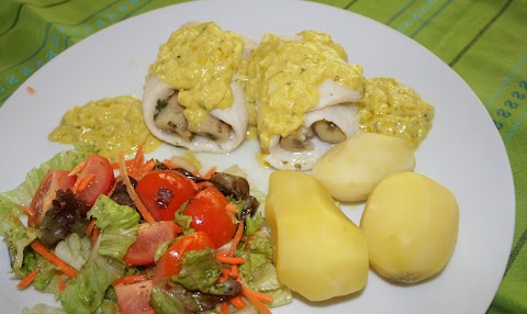 Filetes de peixe gato riscado com banana e molho de caril