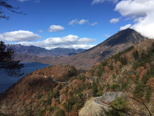 中禅寺湖道路と男体山