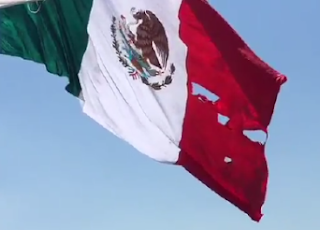 Peña Nieto celebra el Dia de la Bandera de Mexico y se rompe