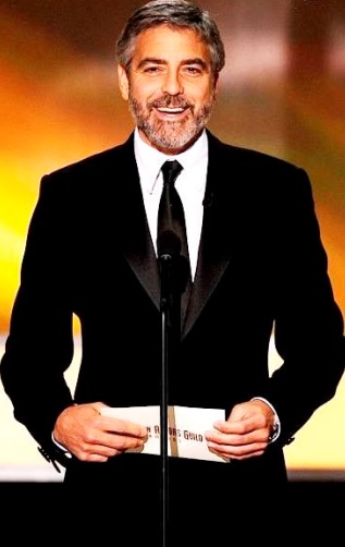 Foto de George Clooney con bigote y barba