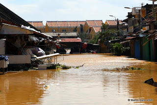 EL TIFÓN MOLAVE INUNDA HOI AN, VIETNAM