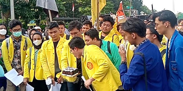 Tiup Lilin Buat Jokowi, Mahasiswa: Selamat Ulang Tahun Biang Masalah