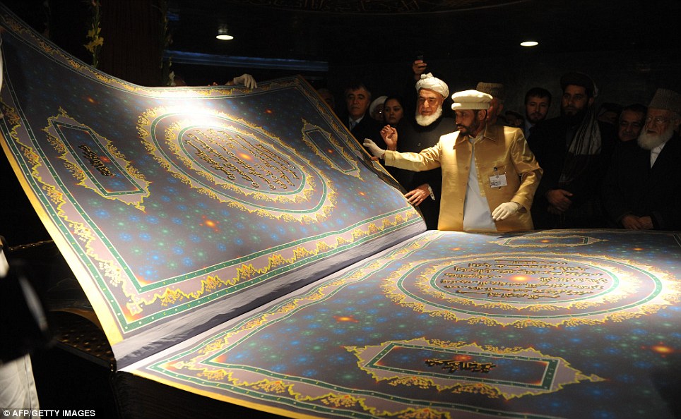 Wow! - Al-Quran terbesar di dunia dengan halaman 7kaki 