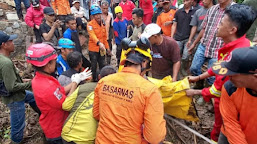 Korban Tertimbun Tanah Longsor ditemukan Dengan Kondisi Memilukan terhimpit Tempat Tidur