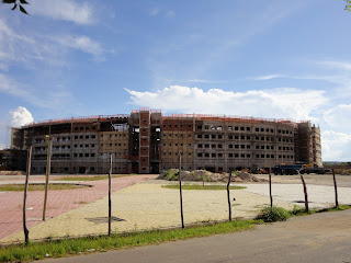 Obras do Centro Multifuncional em Juazeiro do Norte, lado da Rua São Pedro.