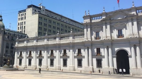 Chile: Hombre que se prendió fuego frente al Palacio de La Moneda quería protestar por asesinato de su hermano