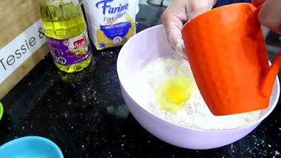 مطبخ ام وليد _ بسبوسة بيضة واحدة و مقادير بسيطة و نتيجة رائعة ( بسبوسة كاروهات ).
