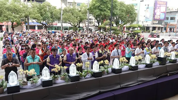 ▲彰化縣政府前廣場，由彰化縣副縣長林田富代表縣長王惠美與會表示，活動不僅讓人們有機會感恩佛陀的智慧和母親的愛，還凝聚了全球慈濟家庭的力量，一同展現大愛的精神。（記者林明佑攝）