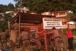 Satpol PP Bongkar Pondok yang Dibangun Warga Kayu Pulo