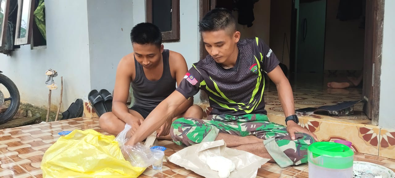 Satgas TMMD & Warga Santap Nasi Bungkus Bersama