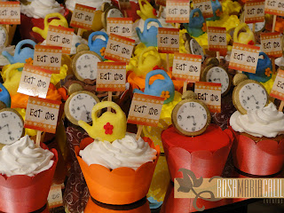 cupcakes decorados com relógio e bule