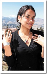Valessa Sahashi muestra el diseño de joyas hechas con sal de Uyuni en combinación con la bolivianita. Tienen un secreto empresarial la resina que mantiene la sal.