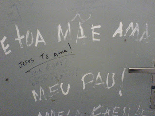 banheiro furb direito porta vandalismo