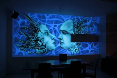 Malowidło ścienne świecące w ciemności, oświetlone świetlówką UV, mural biomechanika, Inowrocław