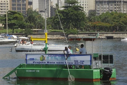 ECOBARCOS COMEÇAM A RECOLHER LIXO DA BAÍA DE GUANABARA