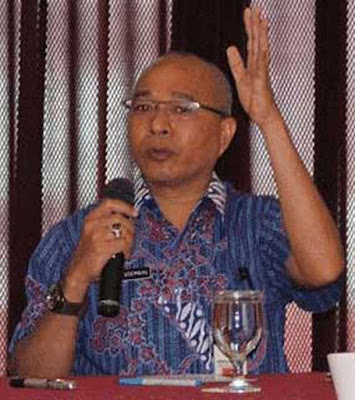 Ambon, Malukupost.com - Jalan trans Seram di lokasi Sungai Wai Nari 2, Desa Wasia Sanahu, Kabupaten Seram Bagian Barat, Provinsi Maluku, sudah bisa dilalui kendaraan bermotor dengan kapasitas terbatas ke Kabupaten Maluku Tengah dan Seram Bagian Timur maupun sebaliknya, setelah dilakukan penanganan infrastruktur tersebut yang rusak akibat luapan banjir karena hujan dengan intensitas tinggi pada 6 Juni 2019. "Jembatan Wai Nari 2 di Kecamatan Elpaputih itu sudah bisa dilalui sejak Sabtu (8/6) petang. Namun, kendaraan dengan kapasitas besar seperti bus antarpulau dalam provinsi dan truk mengangkut material bahan bangunan, bahan pokok masyarakat maupun bahan bakar minyak (BBM) belum bisa melalui jembatan Waikaka di Desa Tala, kecamatan Amalatu, Kabupaten Seram Bagian Barat karena belum ditangani sehubungan luapan banjir masih tinggi," kata Kadis PU Maluku, Ismael Usemahu, saat dikonfirmasi dari Ambon, Senin (10/6).