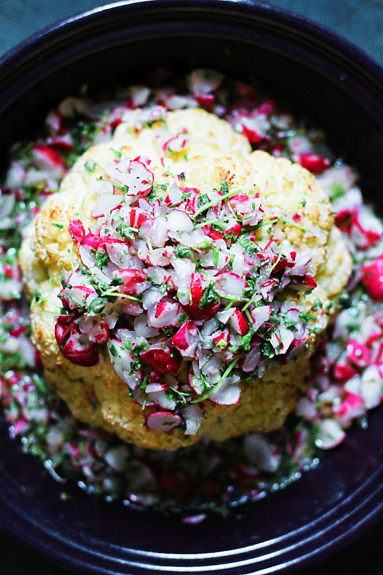 Blumenkohl im Ganzen und im Ofen gegart mit lauwarmer Radieschenvinaigrette | Arthurs Tochter kocht. von Astrid Paul. Der Blog für food, wine, travel & love