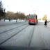 Enquanto isso, na Rússia: mulher é atropelada, sobrevive, e corre para tomar o ônibus