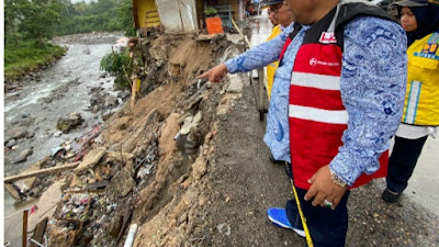 Beberapa Wilayah Di Padang Pariaman Terdampak Bencana Banjir Akibat Curah Hujan Tinggi, Bupati Suhatri Bur Lakukan Peninjauan Ke Lapangan  2023-09-24 00:00:00 Parit Malintang,- Curah hujan yang tinggi pada Rabu (20/09) siang hingga malamnya, berdampak kepada bencana banjir di beberapa wilayah di Kabupaten Padang Pariaman. Debit air di beberapa sungai meluap dan kondisi tanah yang labil menyebabkan longsor di beberapa titik.  Update data terkini (22/09) dari BPBD daerah setempat, terdapat 24 nagari di 12 kecamatan yang terdampak bencana alam banjir dan longsor. Banjir terjadi di Kecamatan Patamuan, VII Koto, 2x11 Enam Lingkung, Enam Lingkung, 2x11 Kayu Tanam, V Koto Timur, Nan Sabaris, dan Kecamatan Sungai Geringging, serta Ulakan Tapakih.  Sementara, bencana tanah longsor di wilayah Kecamatan V Koto Timur, IV Koto Aur Malintang, Patamuan, dan Kecamatan 2x11 Kayu Tanam. Kemudian terdampak abrasi sungai dan pantai juga terjadi di Kecamatan Sungai Limau dan Ulakan Tapakis.  Kondisi pasca banjir dan longsor tersebut di atas, telah ditinjau oleh Bupati Padang Pariaman Suhatri Bur didampingi Kepala OPD terkait kemarin, Kamis (21/09). Hadir Kepala BPBD Budi Mulya, Kepala Dinas PUPR El Abdes Marsyam, camat dan wali nagari di wilayah setempat.     Tampak ikut bersama rombongan Bupati Suhatri Bur, Kepala Balai Wilayah Sungai (BWS) Sumatera V Kementerian PUPR Muhammad Dian Al Makruf, dan Kepala Dinas BMCKTR Sumatera Barat Erasukma Munaf.   Bupati Suhatri Bur bersama rombongan melakukan peninjauan lokasi ke Sungai Batang Mangor Nagari Tandikek Kecamatan Patamuan, Sungai Batang Ulakan, dan seluruh titik bencana yang terjadi. Pada kesempatan itu, Bupati Suhatri Bur meminta bantuan ke BWSS dan Pemprov Sumbar dalam upaya tanggap darurat bencana.   "Sesegera mungkin tanggap darurat diupayakan, agar sarana prasarana yang rusak bisa cepat diperbaiki," sebut Suhatri Bur saat melakukan pemantauan kemarin.  Dalam menyikapi kondisi tersebut, Bupati Suhatri Bur menghimbau masyarakat Padang Pariaman untuk selalu waspada. Dia menganjurkan segera mungkin untuk mengungsi ketika curah hujan tinggi.  "Tetap waspada, karena kita tidak tahu kapan bencana itu akan terjadi. Demikian juga dengan petugas dari BPBD dan tenaga lainya, harus siap siaga dengan kemungkinan terjadi," tandasnya.