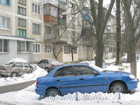 авто, снег и шина на дереве