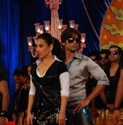 Vidya and Shahid sparkles on the set of Kismat Konnection