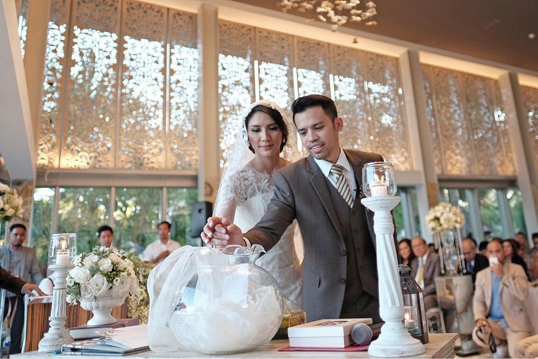 10 Momen Sakral Pasangan Artis Indonesia Saat Pemberkatan Nikah di Gereja