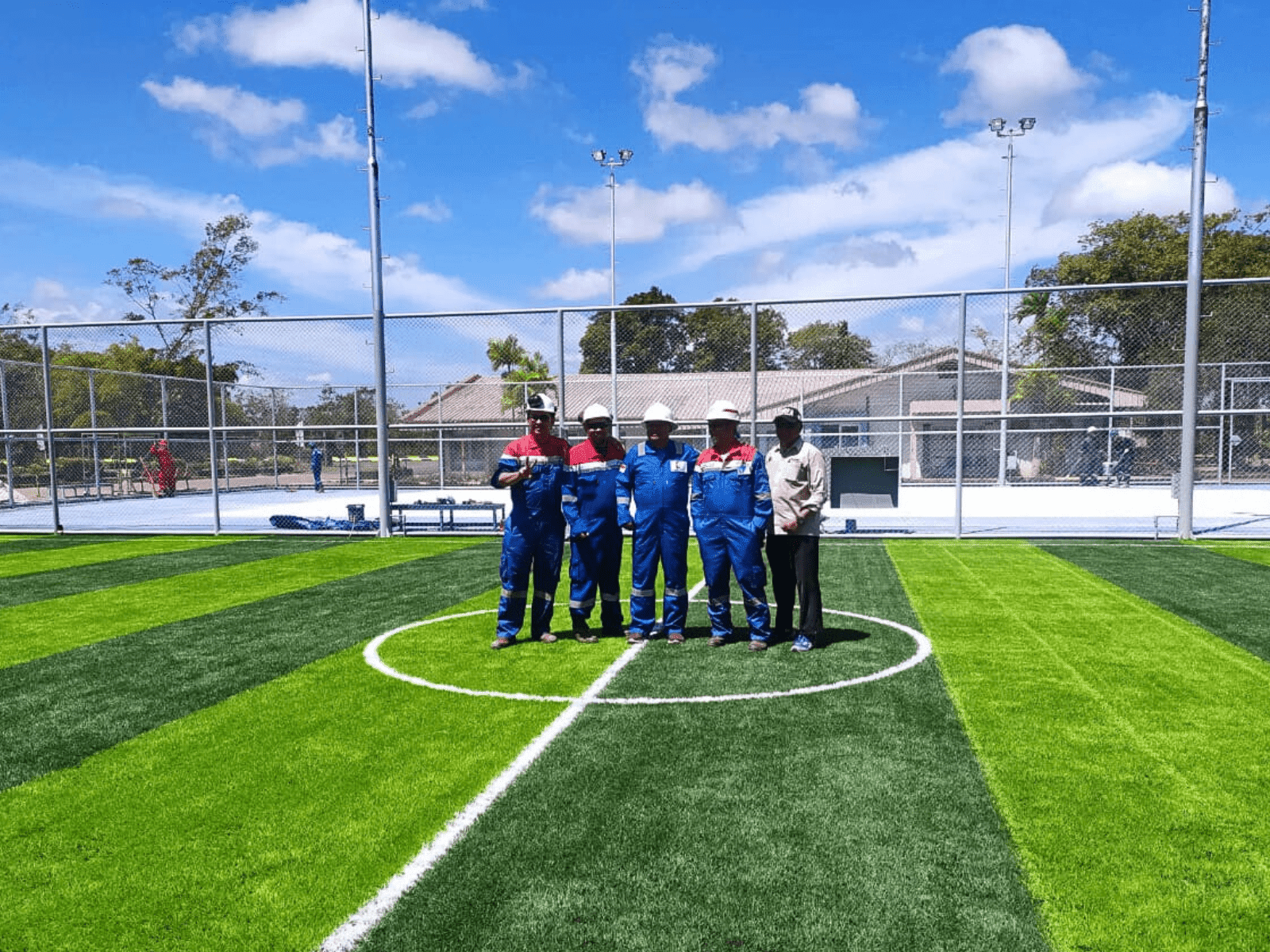 4. Pemasangan Rumput Sintetis Lapangan Bola di Pertamina, Kutai Kartanegara Kalimantan Timur