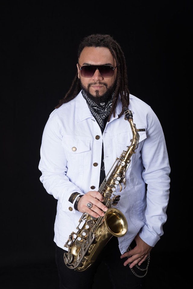 Saxofonista do Rio Janeiro faz sucesso no Brasil tocando com grandes cantores
