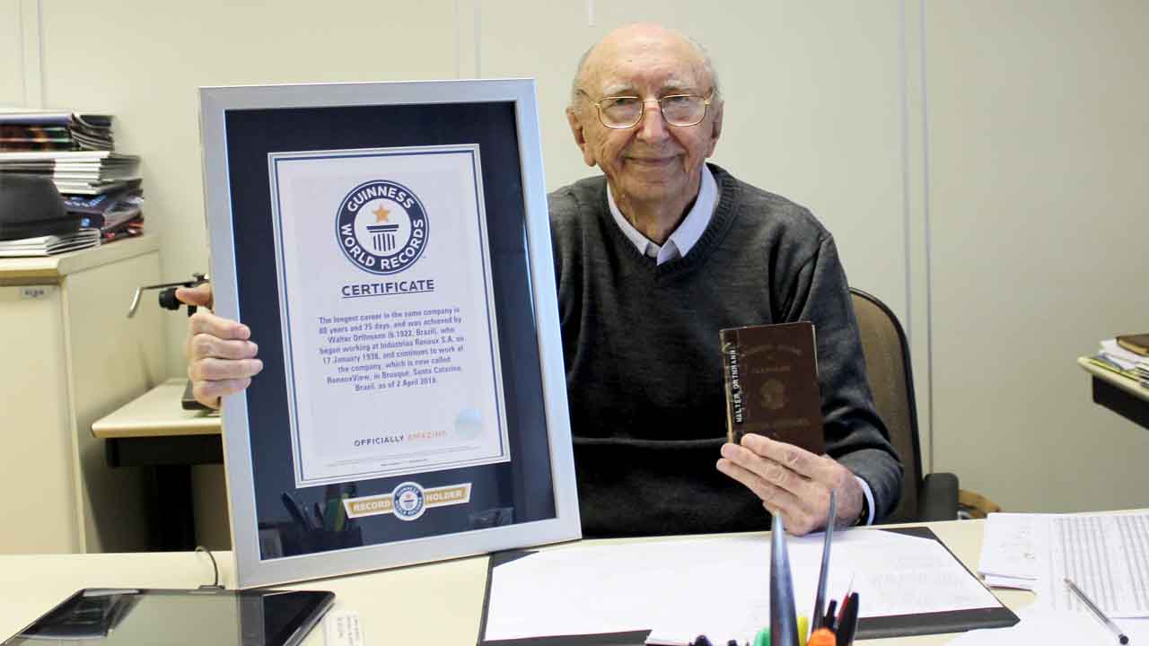 Brasileiro trabalha na mesma empresa há 84 anos e entra no livro dos recordes