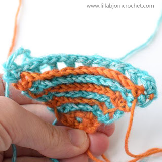 Brioche Crochet: how to make triangle shape - step-by-step tutorial by www.lillabjorncrochet.com