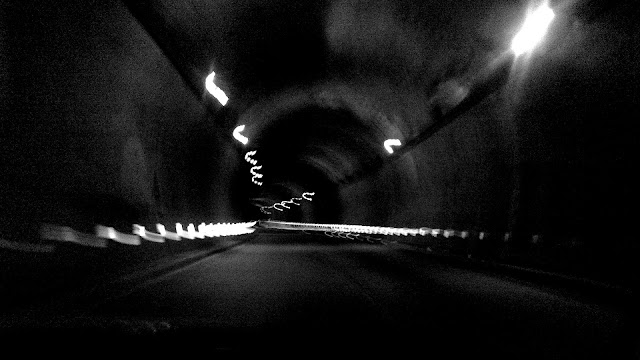 Foto de túnel en carretera mostrando la primera sección de un agujero de gusano