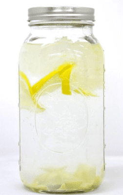 Las limones añaden vitamina C, vitamina A y también contienen ácidos omega-6; haciendo de esta Vitamin Water un buen comienzo para un día saludable para el corazón!