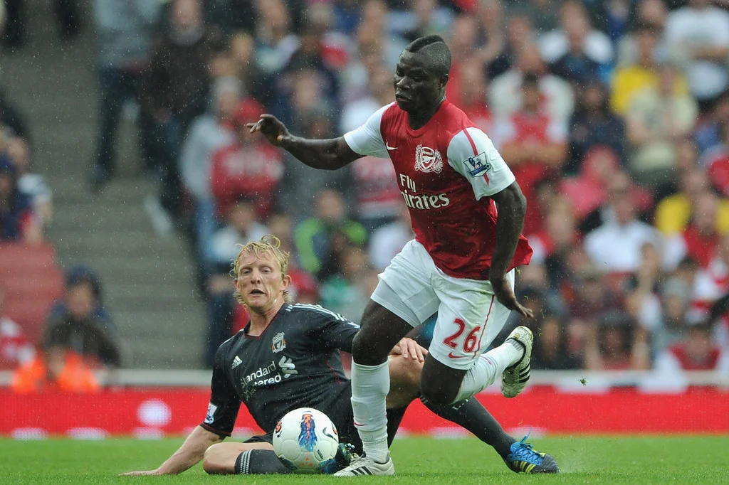 Dirk Kuyt of Liverpool attempts to tackle Emmanuel Frimpong of Arsenal during the Barclays Premier League match between Arsenal and Liverpool at the Emirates Stadium on August 20, 2011 in London, England